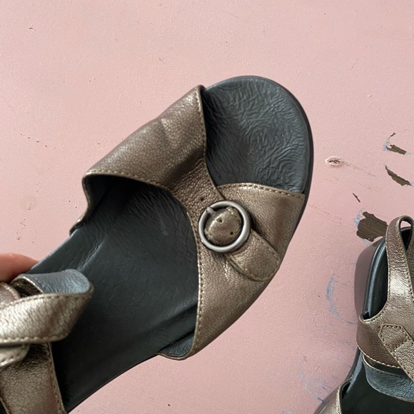 Dansko Dillon June Strappy Comfort Sandals Size 38 Women’s 7 Metallic Pewter - Picture 12 of 13